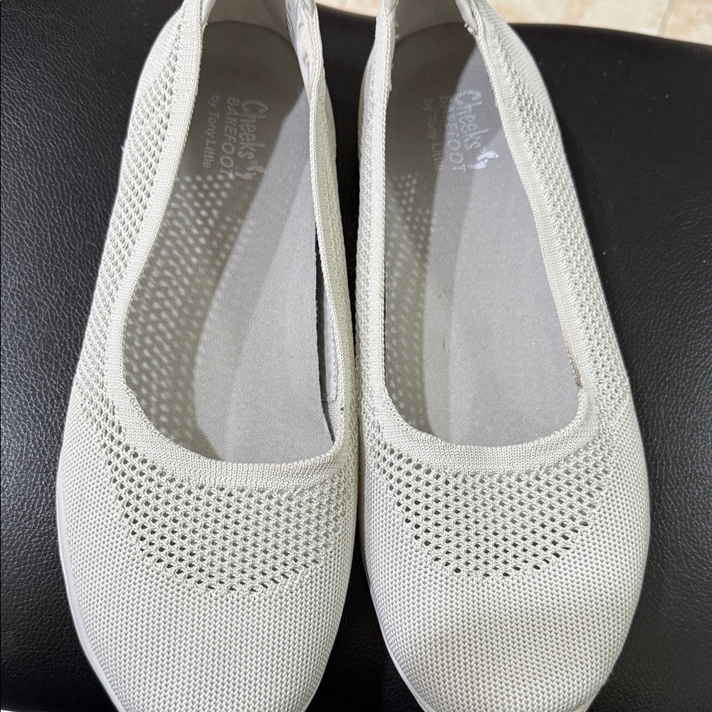 Cheeks Barefoot by Tony Little Women's Soft Gray Flats size 11W NWOT